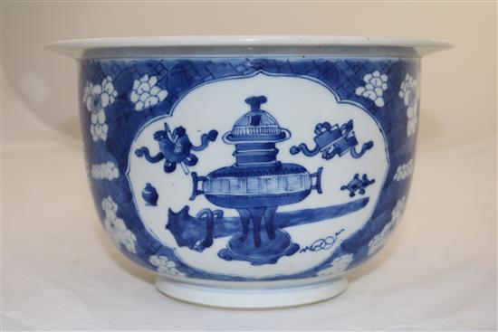 A Chinese blue and white jardinière, early 18th century, diameter 24cm, slight faults